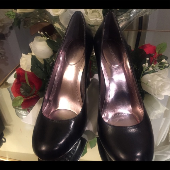 Black Calvin Klein round toe heels - Picture 4 of 5